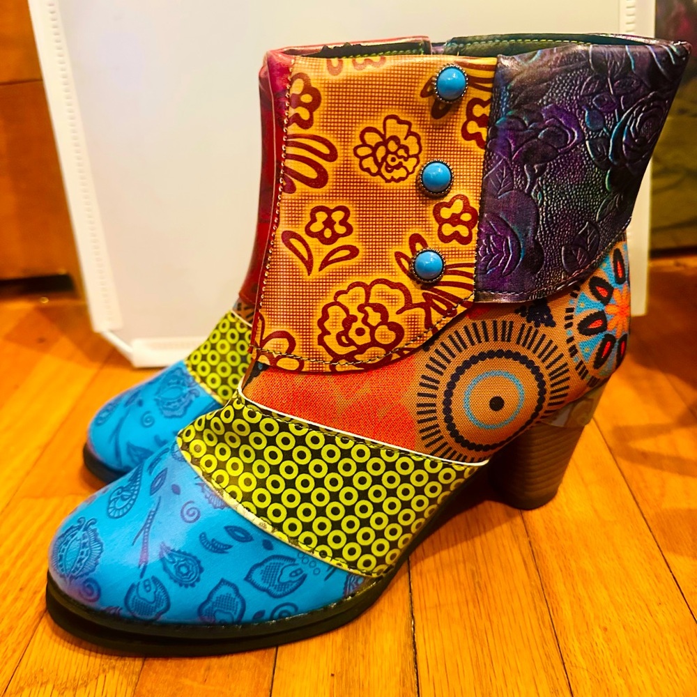 Women's Retro Bohemian Floral Embossed Round Toe Block Heel Leather Ankle Boots